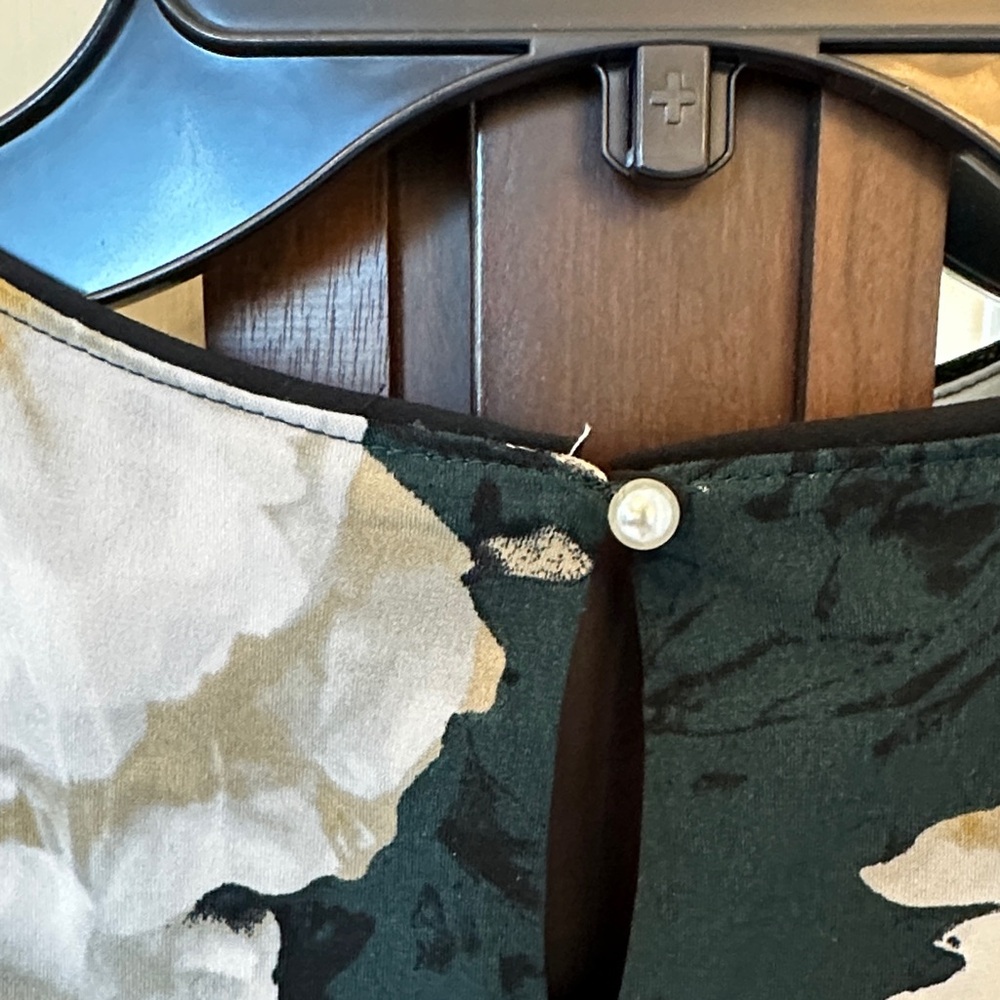 Karl Lagerfeld blouse with White and Gold Floral Pattern/dark green background - Picture 5 of 5